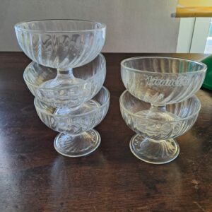 5 coupes à glace en verre